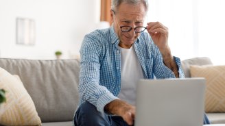 homme senior prevention degenerescence maculaire