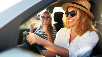 jeunes femmes voiture lunettes soleil