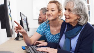 Personne qui se fait aider par une autre personne en informatique
