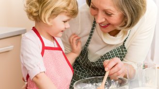 femme senior avec sa petite fille prepare un plat equilibre
