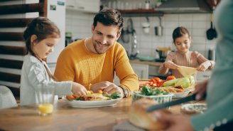 couple avec enfants qui dejeunent a table