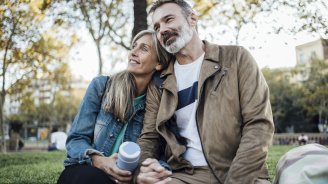 Couple senior heureux qui pense à son assurance santé 