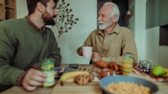 Un senior et son fils jeûnent ensemble 