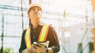 Travailleur indépendant qui pense à son assurance accidents