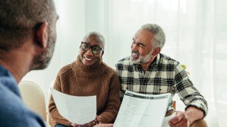 couple senior à la retraite qui choisit sa complémentaire santé 