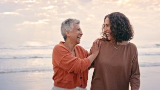 Femmes seniors heureuses qui pensent à la meilleure mutuelle