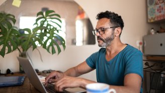 Homme qui réfléchit aux avantages de sa mutuelle senior