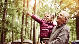 Senior qui fait une activité avec sa petite-fille