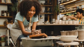 Auto-entrepreneuse qui pense à ses assurances obligatoires