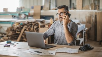 Travailleur indépendant qui compare des contrats de mutuelle santé