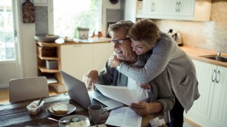 couple qui pense aux garanties à privilégier pour leur mutuelle retraite