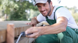Indépendant qui réfléchit à la meilleure mutuelle santé 