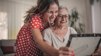 Femme senior qui cherche une mutuelle santé pour petite retraite