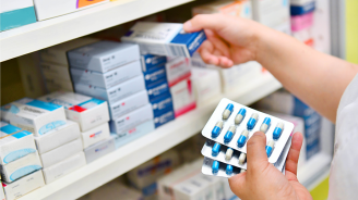 pharmacienne qui range des médicaments 