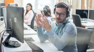 Homme qui donne des conseils pour mettre en place une prévoyance collective