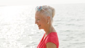femme souriante qui profite des bienfaits de la vitamine D