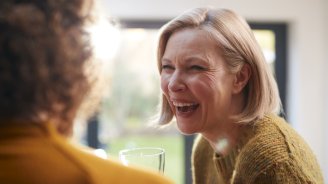 Femme souriante qui vient de se faire blanchir les dents
