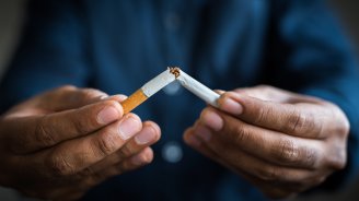homme qui arrête de fumer la cigarette