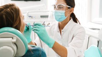 dentiste en train de soigne un patient