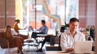 salarié qui réfléchit aux avantages et inconvénients de la semaine de 4 jours