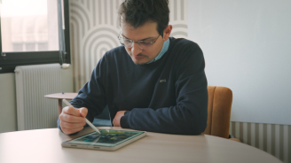 un gérant de start-up satisfait de sa complémentaire santé 