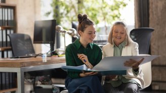 senior en train de travailler en entreprise avec une collaboratrice plus jeune