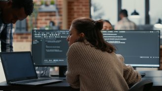 Salariée qui utilise l'intelligence artificielle en entreprise