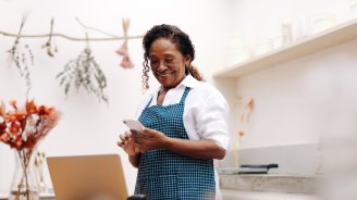 femme senior en train de chercher son assurance santé individuelle 