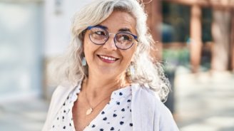 femme senior heureuse qui compare les mutuelles santé