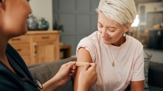 médecin avec une patiente après une vaccination