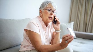 Femme senior qui se renseigne sur l’augmentation sur l’augmentation des consultations médicales