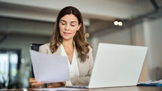 Dirigeante d’entreprise qui se renseigne sur la mise en conformité des catégories objectives