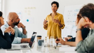 dirigeante d’entreprise qui met en place la politique salariale de son entreprise 