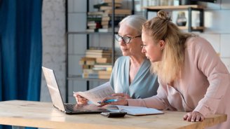 femmes qui se renseignent sur l’augmentation de leur mutuelle