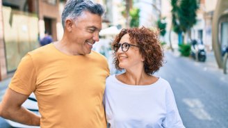 couple senior heureux qui souscrit une mutuelle senior