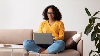 membre génération Z qui se renseigne sur le recrutement en entreprise