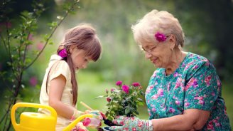senior qui cherche une assuance prévoyance