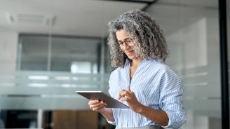 femme adhérente qui cherche sur sa tablette