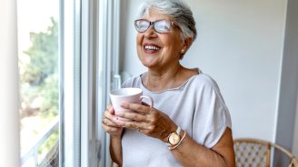 femme qui se renseigne sur ses remboursements mutuelle optique