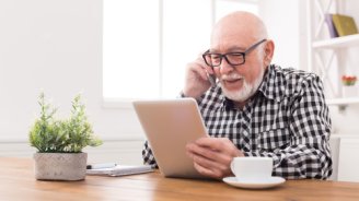 senior qui cherche des conseils pour sa mutuelle santé 