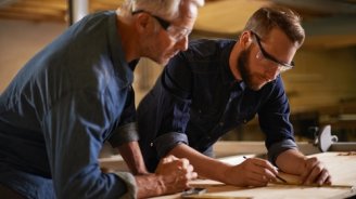 tns qui se renseigne sur le contrat Madelin