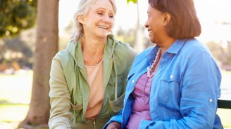deux seniors qui souscrivent une complémentaire santé senior