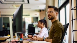 graphiste travailleur indépendant qui choisit sa complémentaire santé