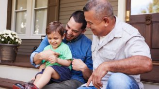 retraité qui choisit la meilleure mutuelle