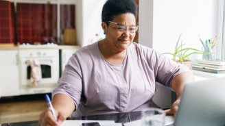 femme qui se renseigne sur l’arrêt de sa mutuelle d’entreprise