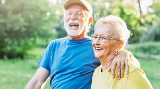 couple senior heureux qui se renseigne sur une mutuelle 