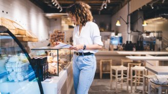 travailleuse non-salariée qui réfléchit à son statut et sa protection sociale