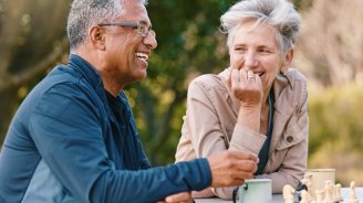 couple senior heureux qui se renseigne sur le fonctionnement d’une mutuelle santé