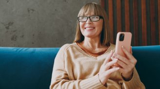 femme qui pense aux avantages de sa complémentaire santé
