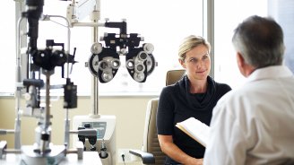 femme qui prend soin de sa santé visuelle